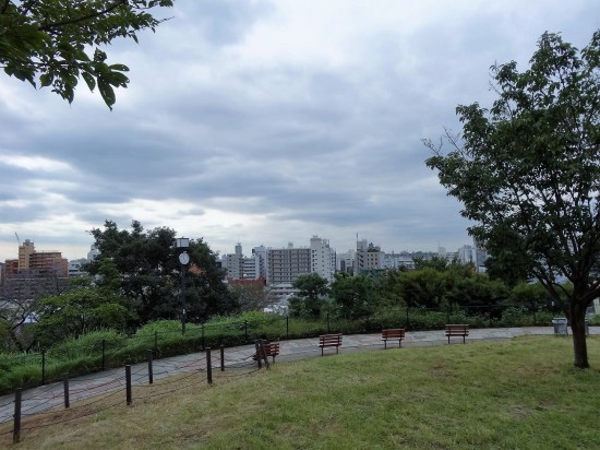 台地の傾斜を利用して作られた公園は眺望が抜群！