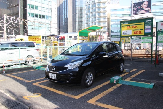 駐車枠にまっすぐクルマを停める