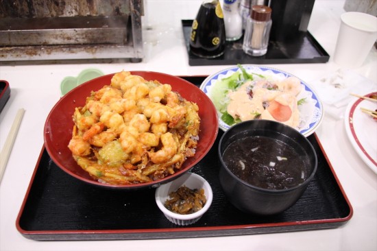 エビ好きな方にはこの「車海老かき揚げ丼」がおすすめ。サラダにもエビが使われている