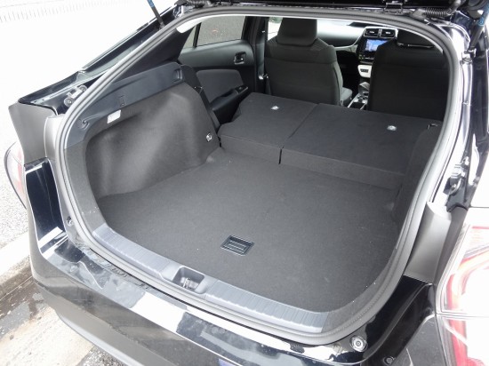 後席をたためばちょっとしたワゴンのような広大な荷室が現れます