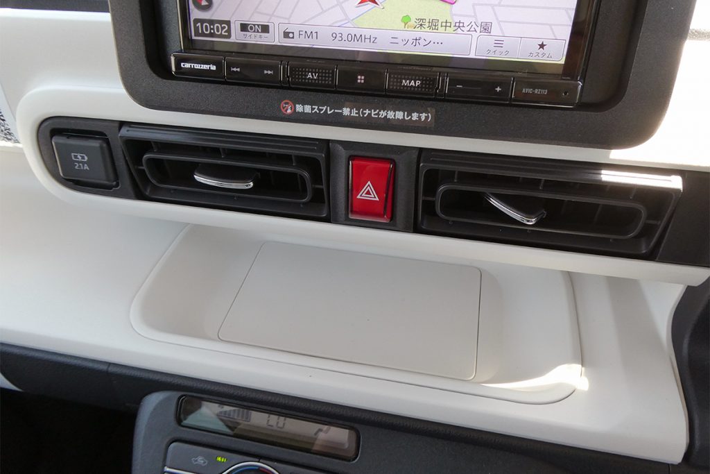 USB Type-Aジャックはインパネセンタートレイの近くにあり、スマホの充電に最適