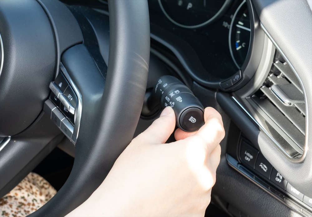 ウインカーは「これから進路変更をしますよ」という意志を周囲のクルマに知らせる合図