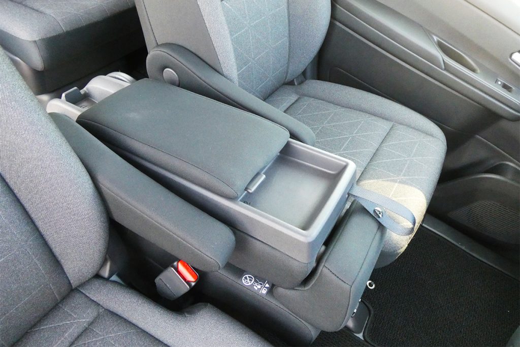 マルチセンターシートを運転席と助手席の間に移動させた様子。大型のセンターコンソールとして利用できる
