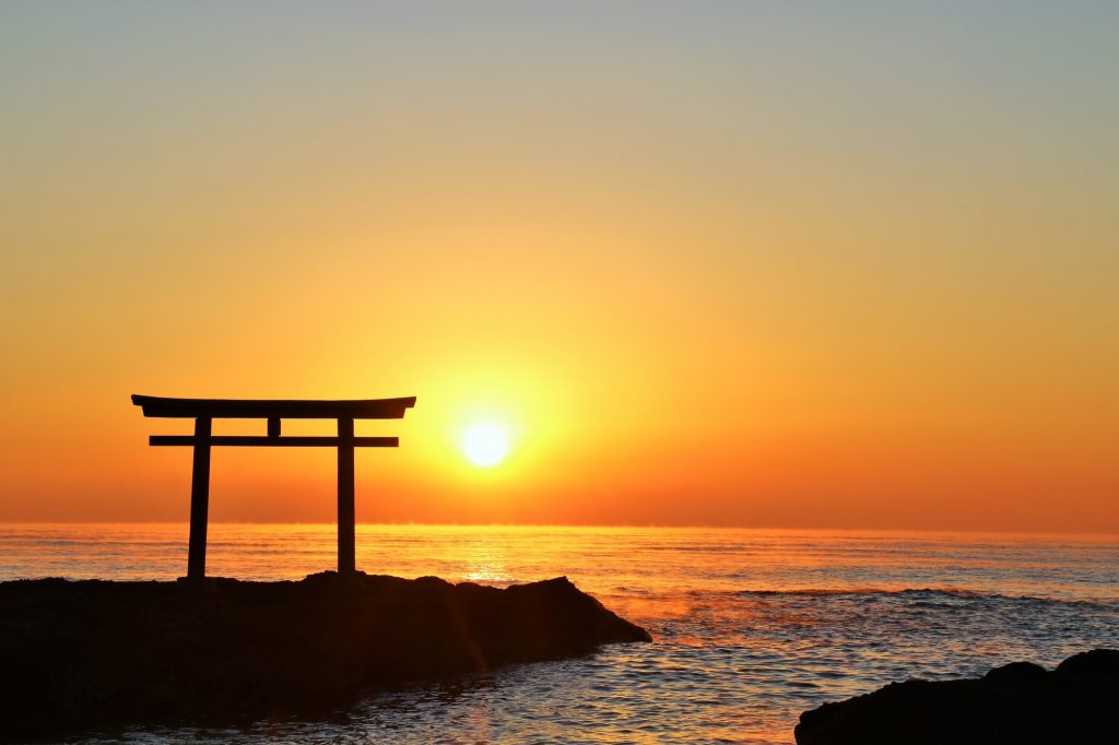 鳥居に昇る日の出
