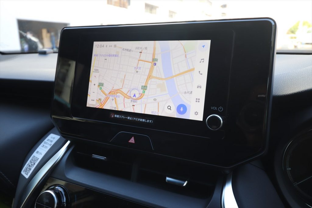 写真はハリアーのディスプレイオーディオ。物理ボタンは電源・ボリュームのダイヤルのみで、ほとんどの操作をタッチパネルで行う