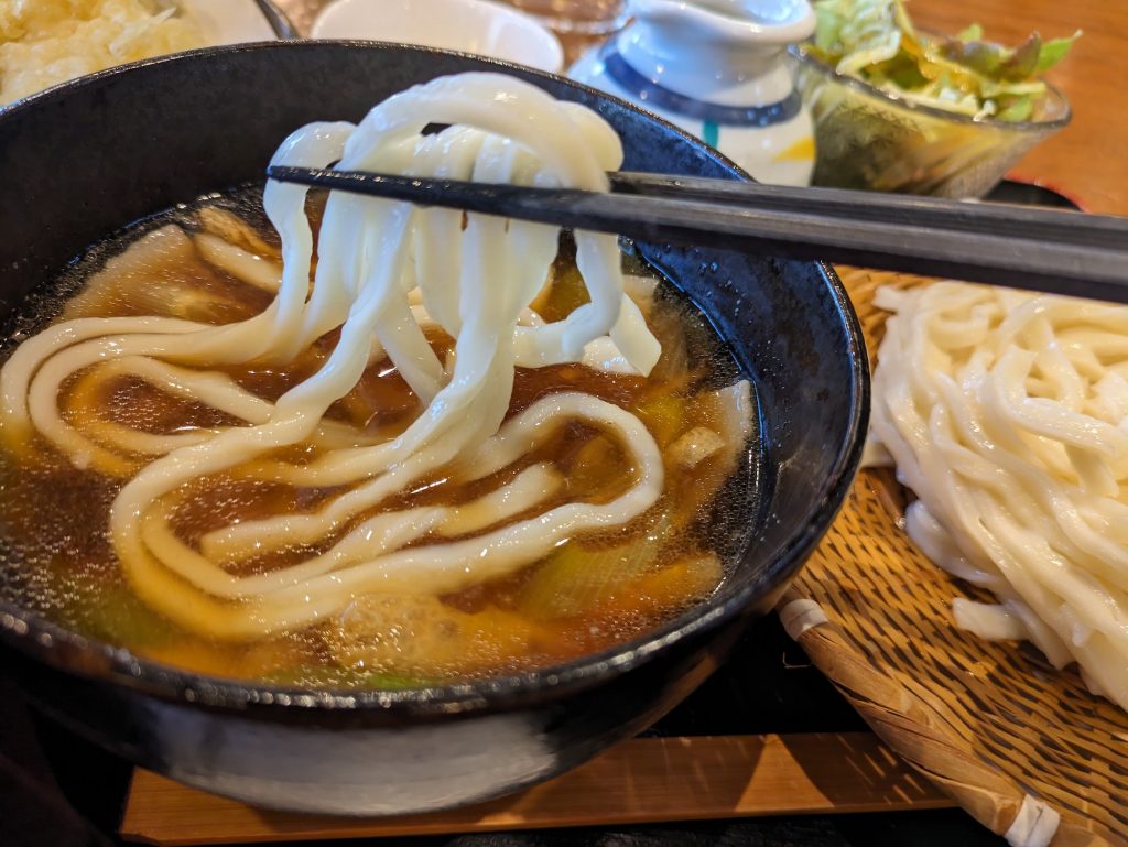 細い麺はおつゆとよく絡む。お肉から出た油も香ばしく、かといってしつこさがない評判通りの絶品うどん