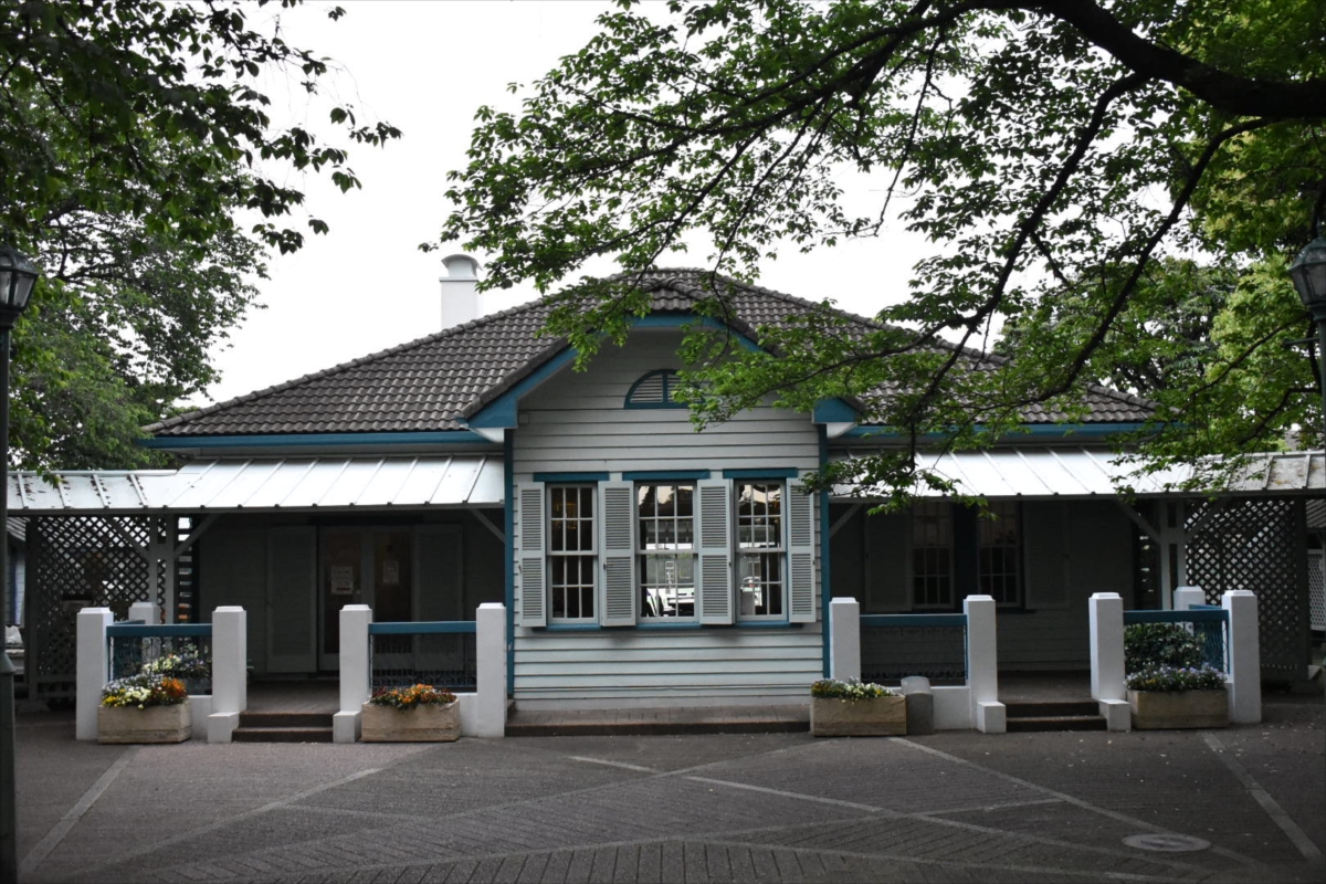 受付として使われている旧山手68番館