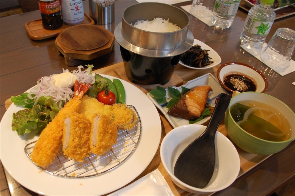 日帰りプランの場合、「ヒレカツ&エビフライ」の料金は参加料込み。プラン外でオーダーした場合は1,400円(税込み)
