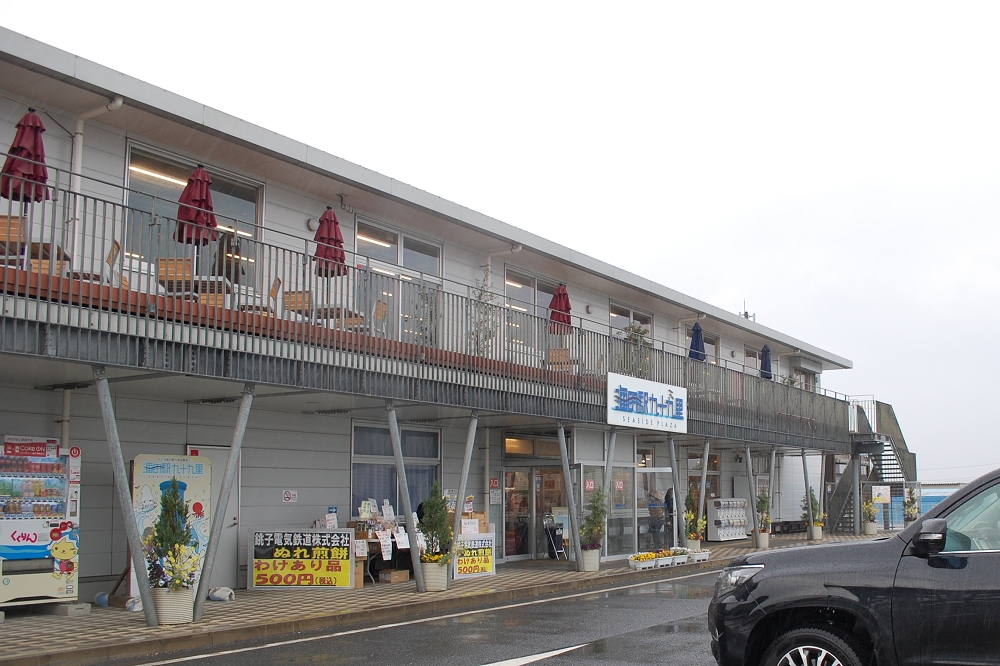 平日で雨天、そして昼食の時間を過ぎていたにも関わらず、駐車場がいっぱいになるほどの賑わいを見せていた