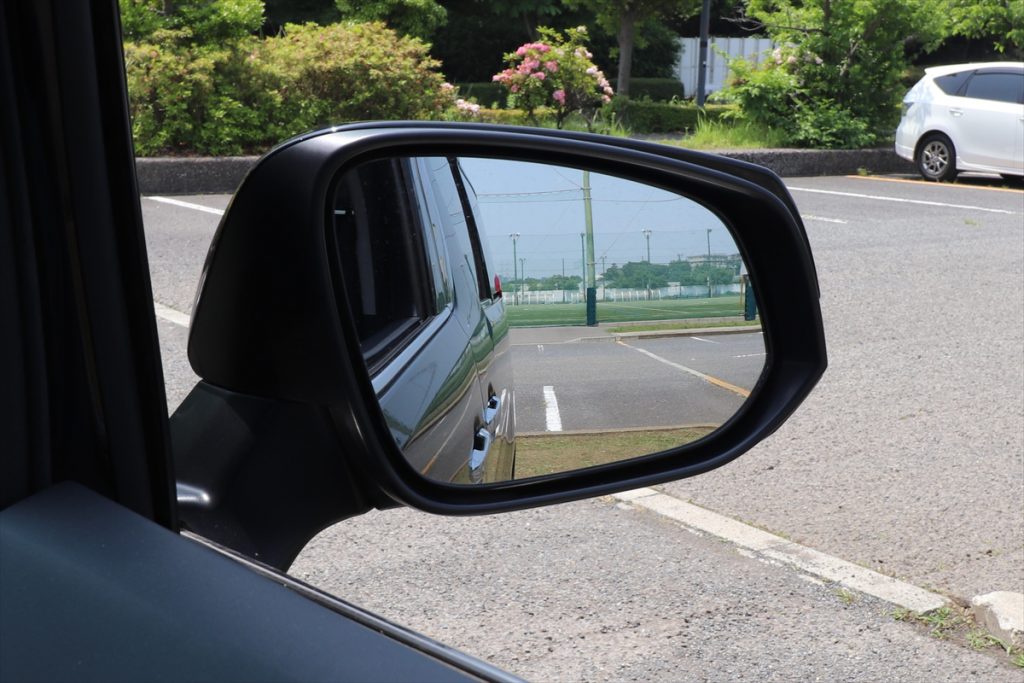 駐車時や狭い道で頼もしい大きなドアミラー
