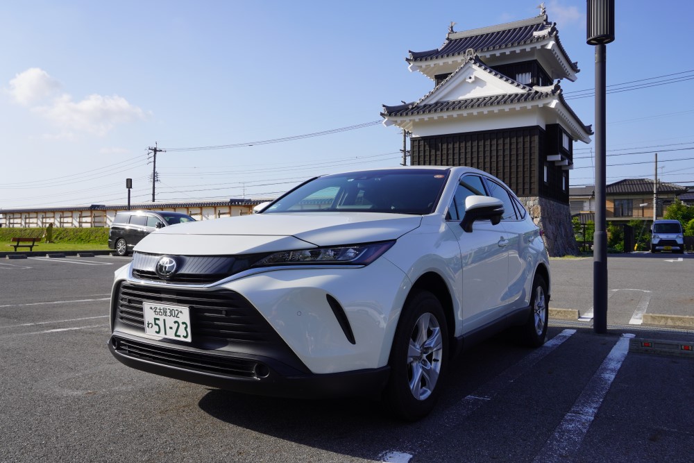 駐車場沿いに建っている二之丸丑寅櫓(にのまるうしとらやぐら)をバックに