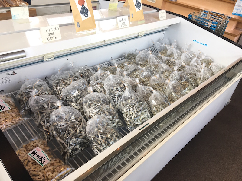 店内で販売されているちりめん。通常サイズのほかに、大きめの「かえりちりめん」もある