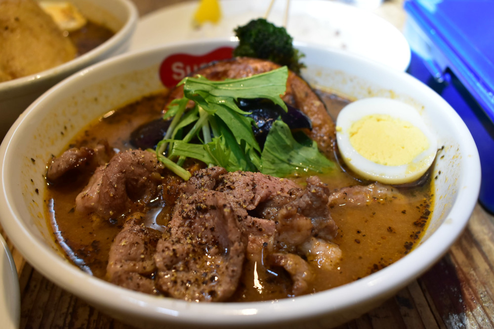「生ラム炭焼きカレー」（税込み1,380円）。生ラムは臭みもなく柔らかい