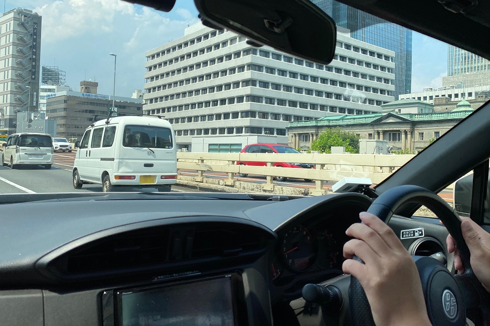 江戸橋JCTを通過後、右手側に「東京市道路元標」や「日本銀行本店」といった歴史的建造物が続く