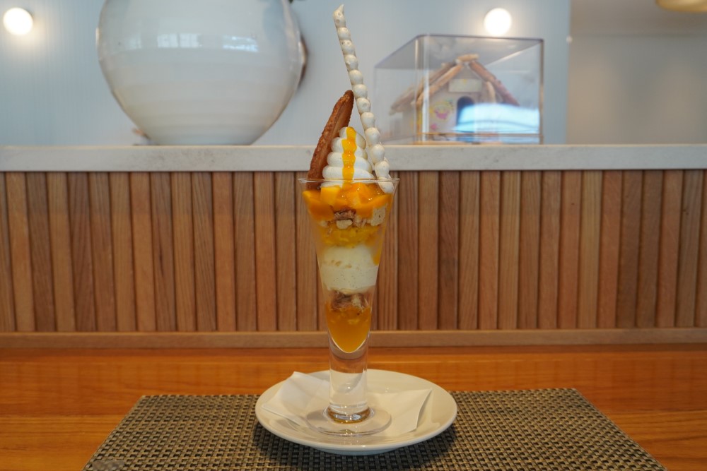 施設2階にある「うなぎパイカフェ」で楽しめるスイーツ「夜のお菓子とひこうき雲 マンゴー」（税込み 1,350円）