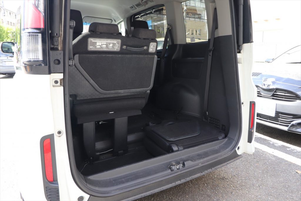 「ステップワゴンスパーダ」の荷室。片側だけシートを格納することもできる