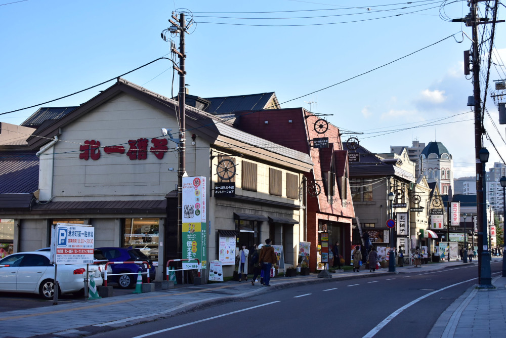 「北一硝子　三号館」を中心に北一硝子のショップが立ち並ぶ