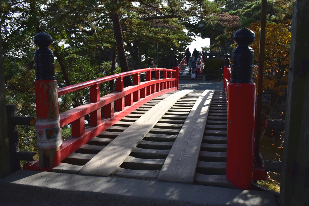 2本の透かし橋を渡って五大堂へ