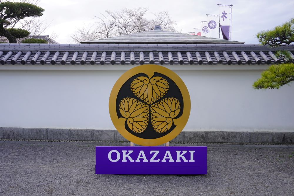 大手門をくぐると、三つ葉葵の紋のフォトスポットがある