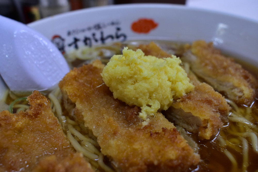 「トッピング 生姜」100円(税込み) 生姜のさわやかさに食欲が増す