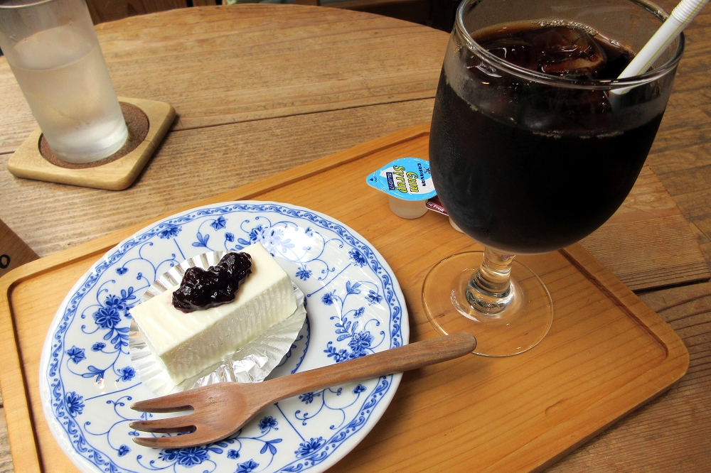 「自家製レアチーズケーキセット」は650円(税込み)。ドリンクはコーヒーのほか紅茶、カフェオレから選べる