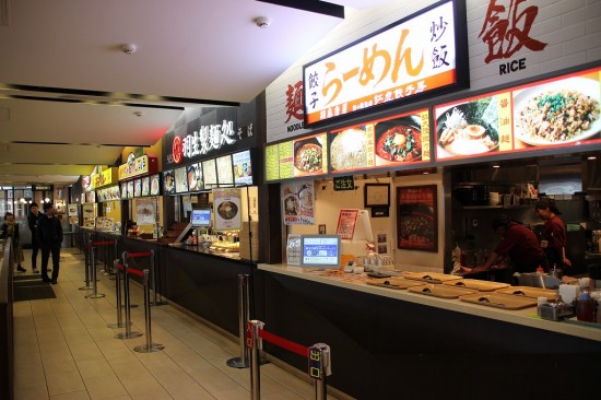 「よ~いDON(どん)」や「ゴーゴーカレー」など6店が並ぶフードコート