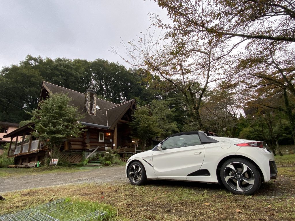 木々の中にあるカフェレストラン「オレンジツリー」。ログハウスの建物なのですぐに見つけられる