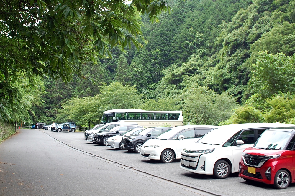 払沢の滝見学者用駐車場は約28台分のスペースを確保。週末は混み合うので、時間に余裕を持って訪れよう