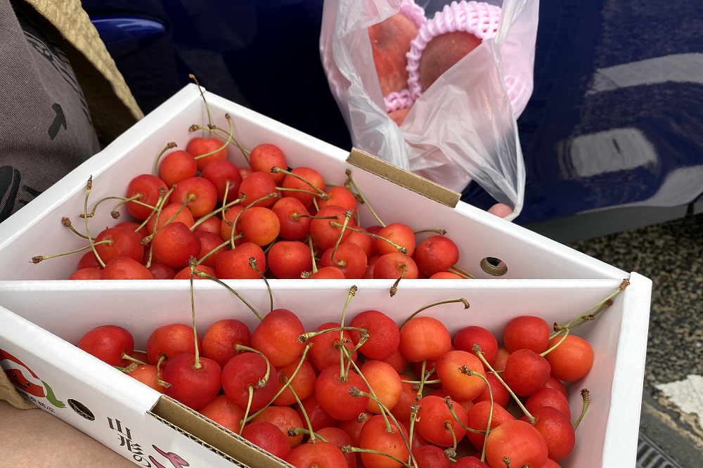 「包近の桃」1,296円、「佐藤錦」1,620円（ともに税込み）