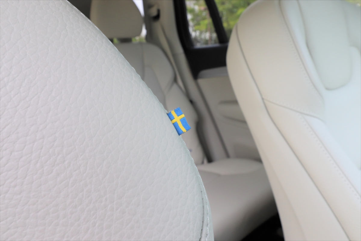 運転席についているスウェーデン国旗のタグもお洒落