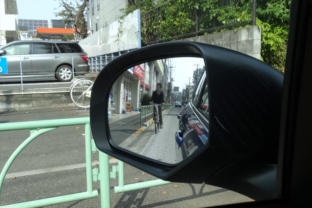 後方からのバイクや自転車を巻き込まないためにも、しっかり寄ることは大事