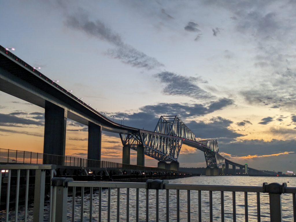 到着時はまだまだ夕暮れ時ではあるものの、ライトアップがほんのりと見える