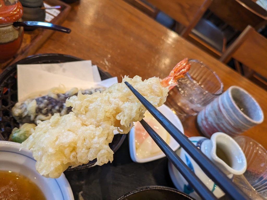 大きなエビの天ぷら! 天つゆとも、肉うどんのつゆとも相性抜群だ