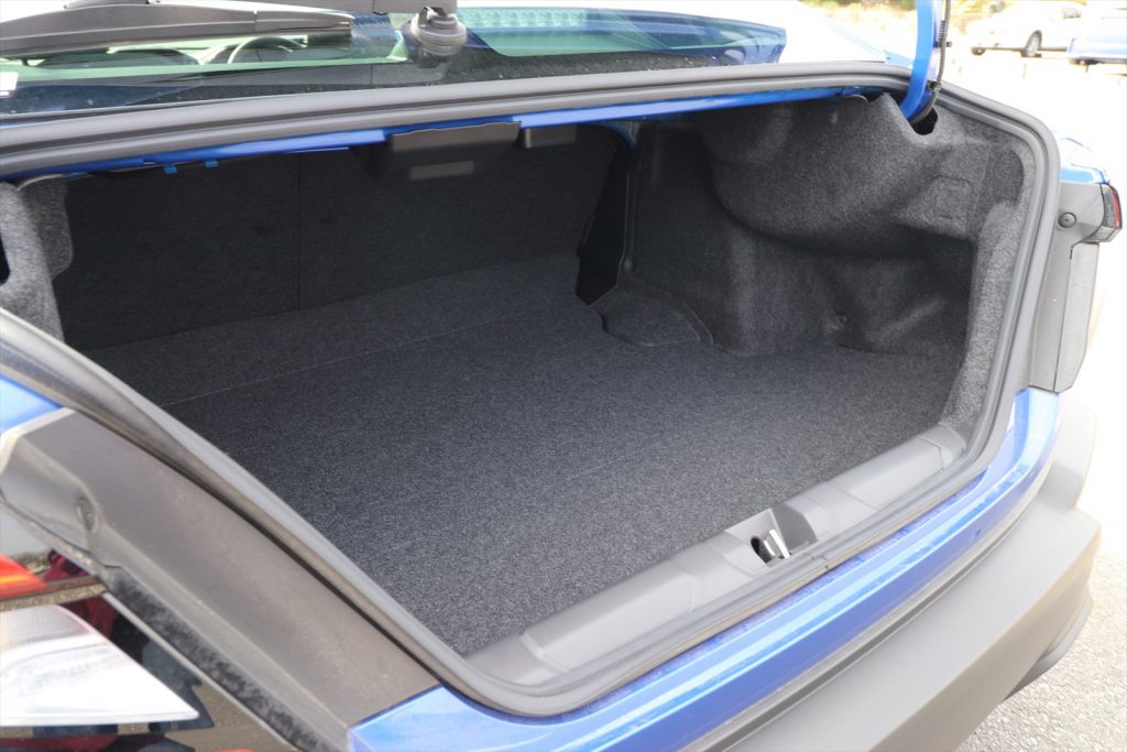 後席を使用した状態でもたっぷりしたサイズの荷室