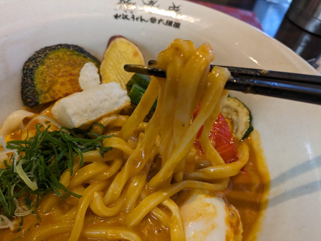 水沢うどんの特徴は、しっかりコシがあり、もちもちの麺。カレーとよく絡み、食べ応え満点!