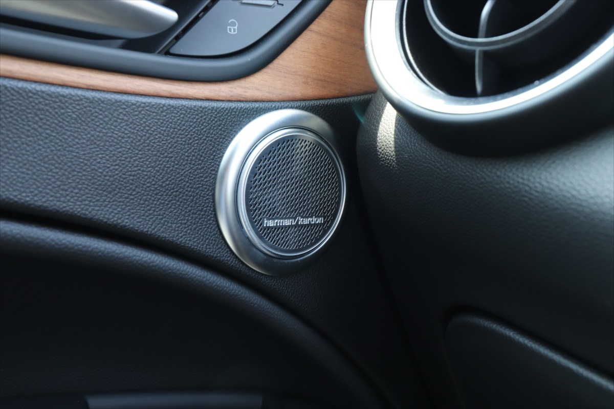 ハーマンカードンのスピーカーシステムを採用
