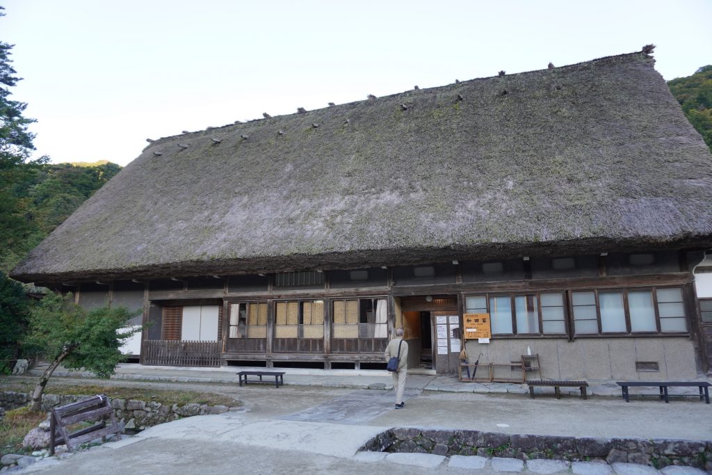 合掌造り集落にある和田家は、世界遺産地区内で最も大きい合掌造りで、国の重要文化財に指定されている