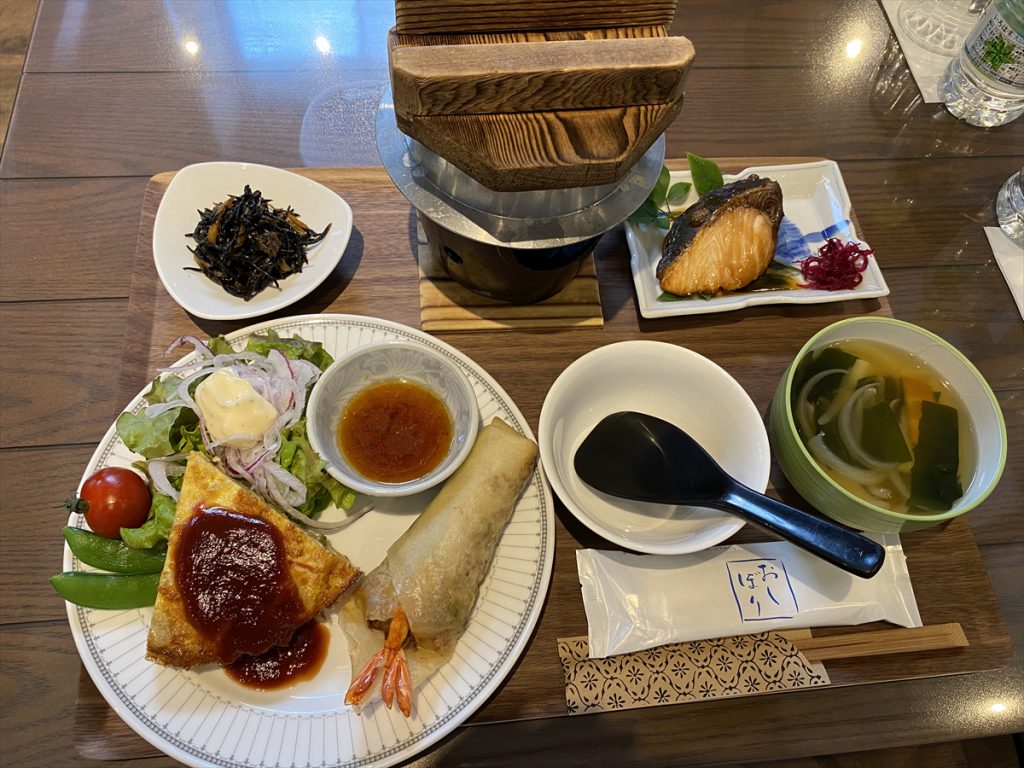 「エビ春巻き&スパニッシュオムレツ」も同じく、 日帰りプランでは料金に含まれる。プラン外でオーダーした場合は1,400円(税込み)