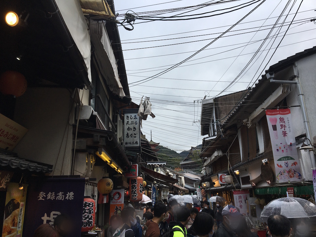 活気あふれる「宮島表参道商店街」