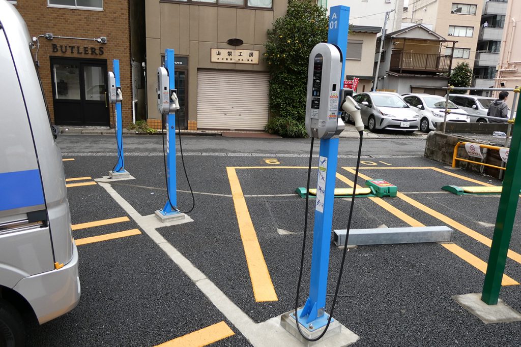 ステーションにある充電器は普通充電用の充電器