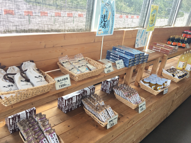 お土産には、呉特産の「藻塩」や瀬戸のレモン関連の商品などもある