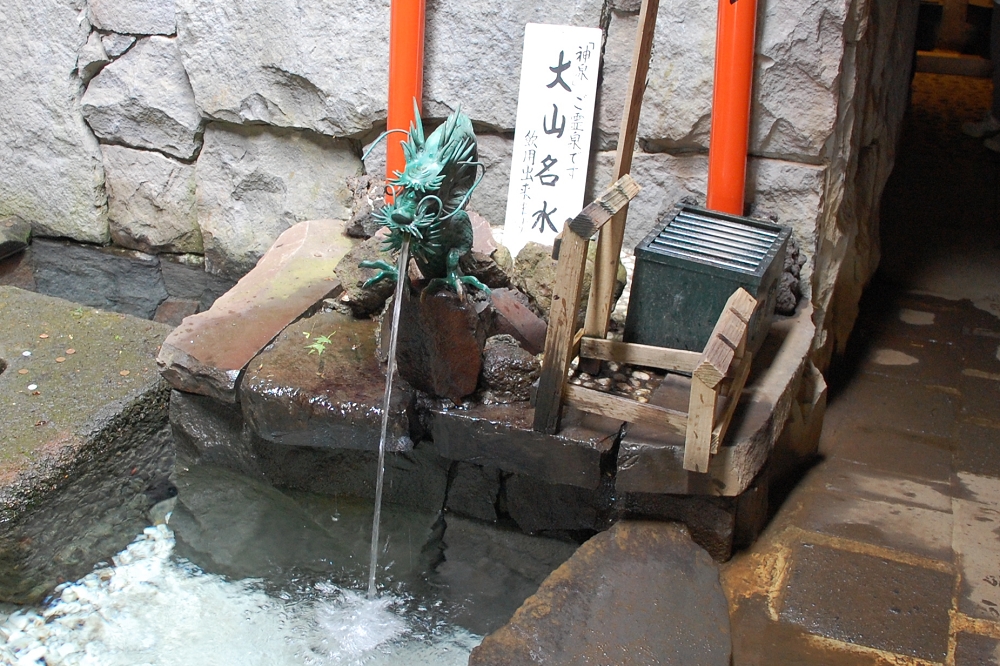 拝殿には神水が湧いている。誰でも汲んで飲むことができる