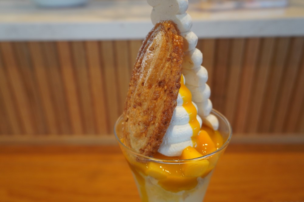 工場見学の後はうなぎパイを使った限定スイーツを堪能。「うなぎパイカフェ」の「夜のお菓子とひこうき雲 マンゴー」(税込み 1,400円)
