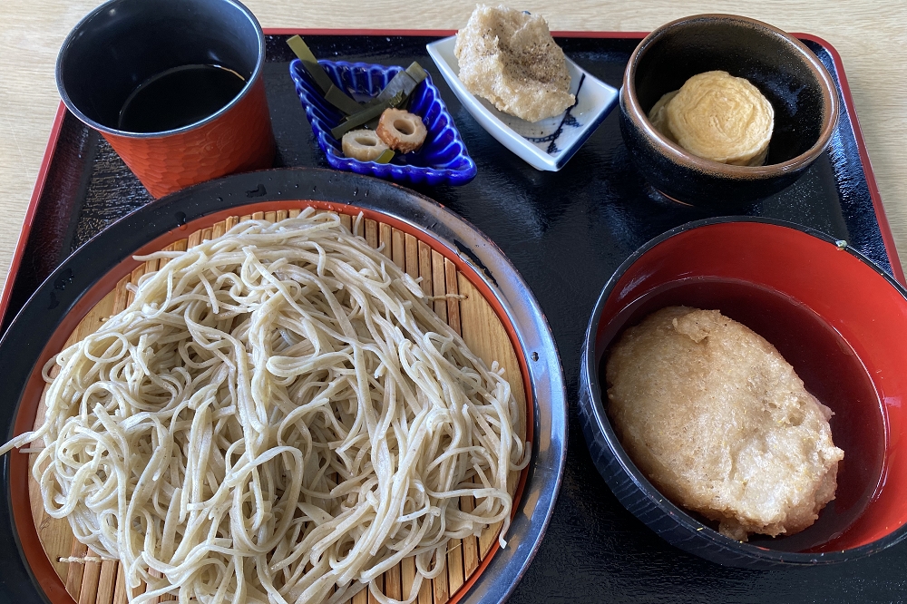 「そばがきセット」1,750円（税込み）。そば粉100％のそばがきだ