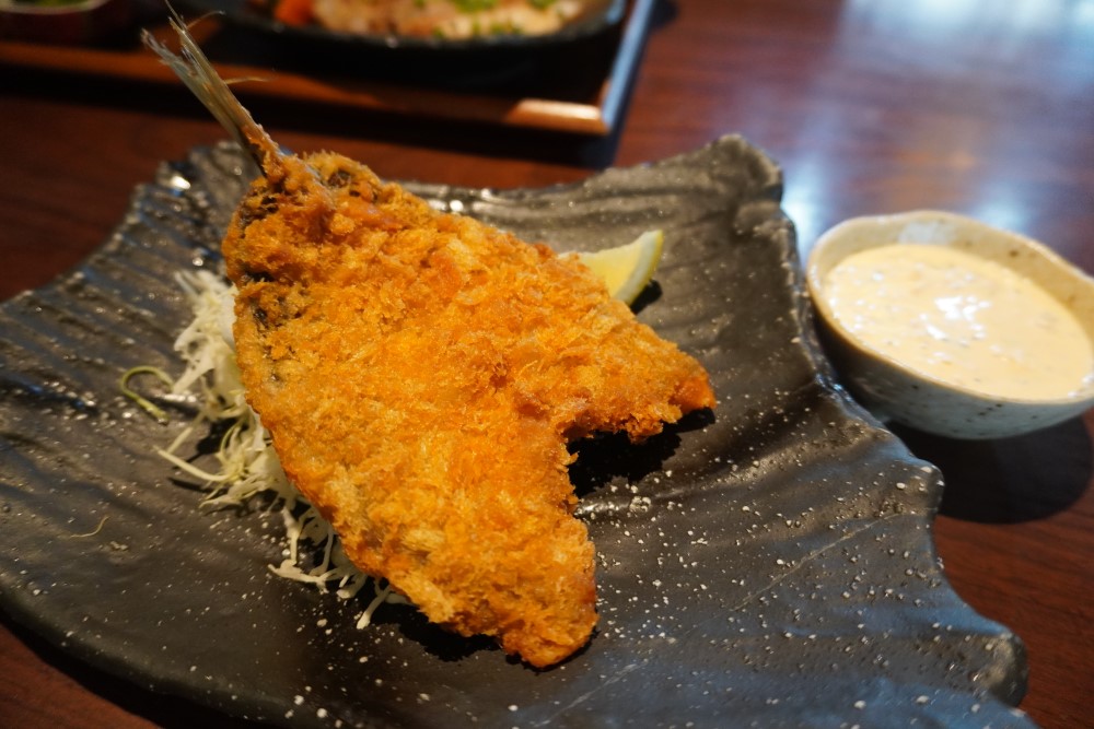 特製タルタルソースをたっぷり付けていただく、特大アジフライ350円（税込み）