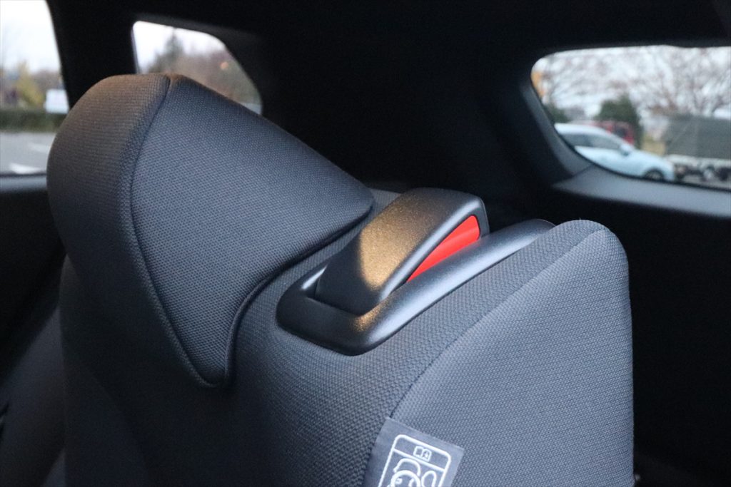 シートを戻したときは、レバーの状態も確認する。車種により赤い印で戻っていないことを知らせる