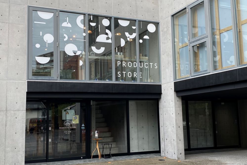 1階は窯元やメーカーの商品を、2階は作家ものを中心に販売。店舗前には駐車場も完備