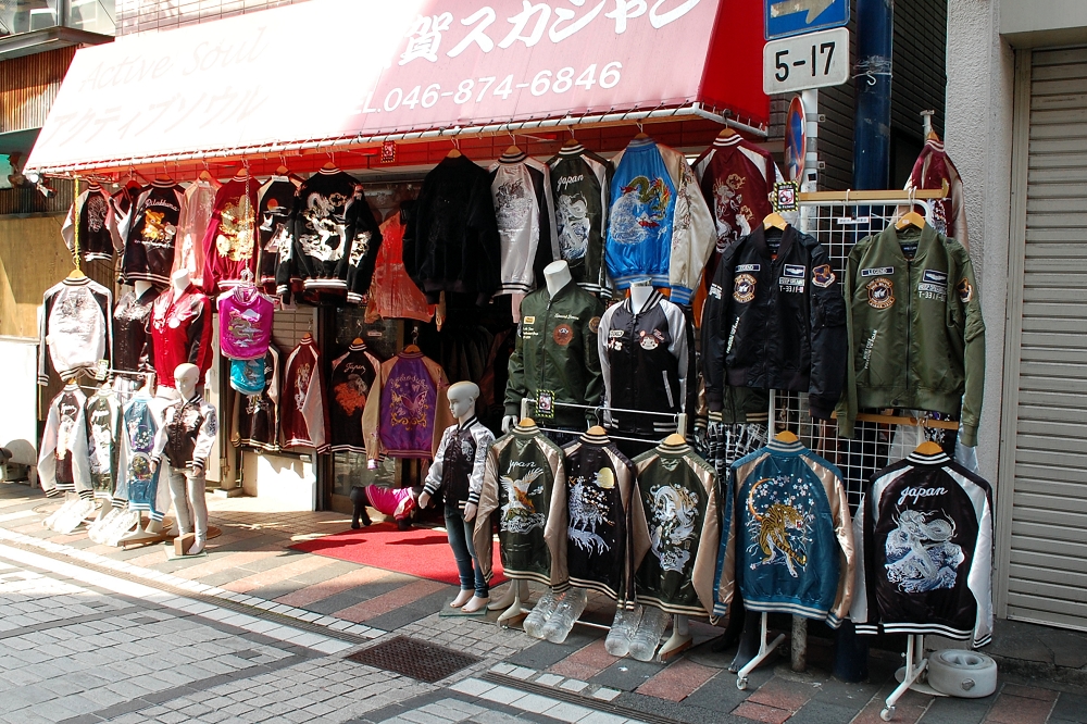 スカジャンは「横須賀ジャンパー」の略(諸説あり)。ドブ板通りにはスカジャンの専門店が多数、営業している