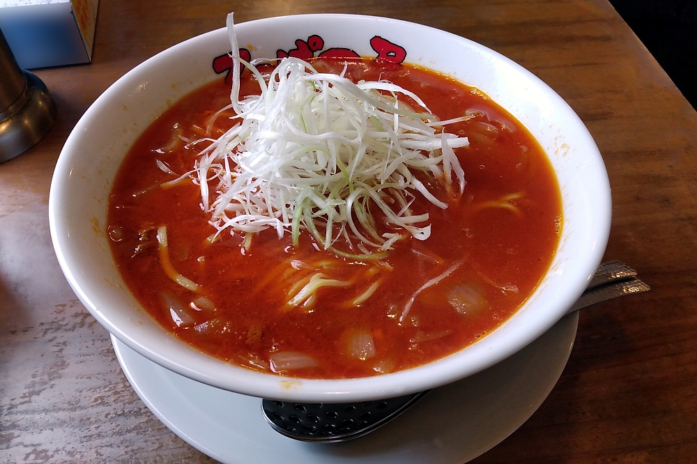 勝浦タンタンメンは900円（税込み）。水はセルフサービス