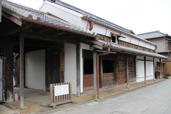 旧伊能忠敬邸は自由に見学可能。土蔵や炊事場、書院などが残っている
